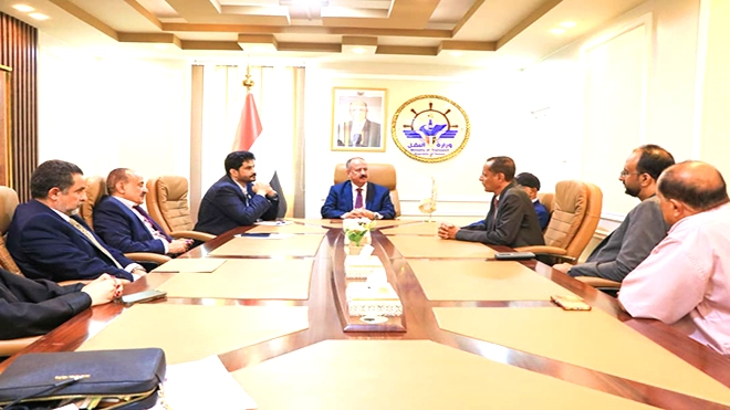 وزير النقل يكرّم المدير السابق لمطار الريان 
